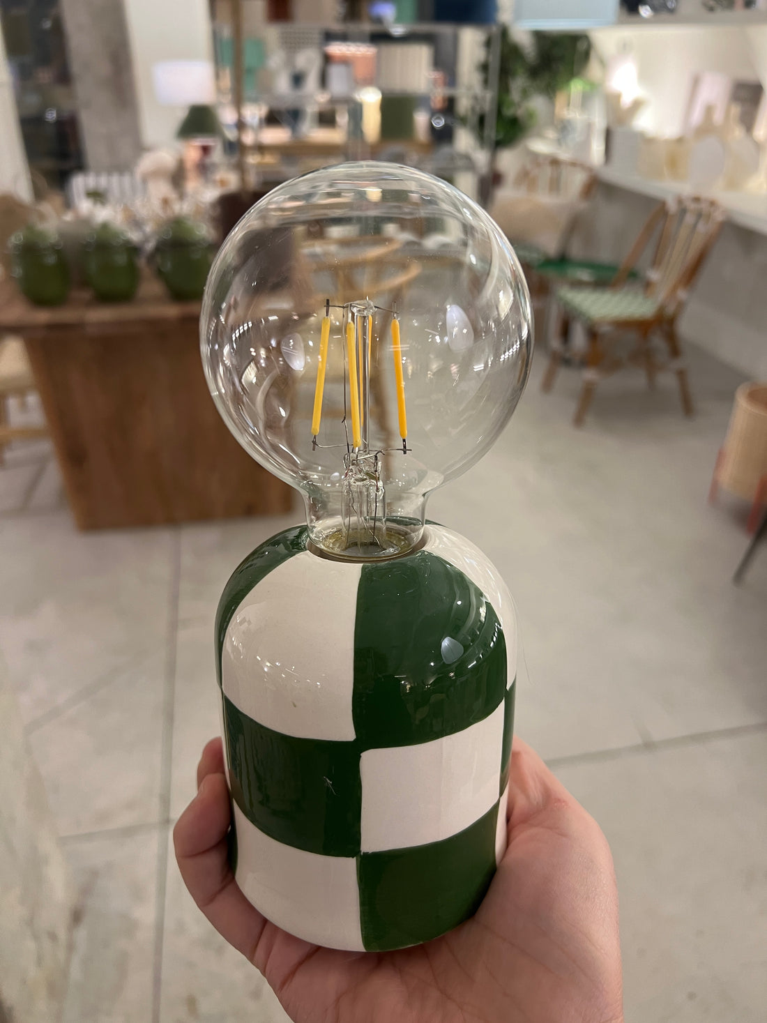 Lámpara de pilas con bombilla en verde