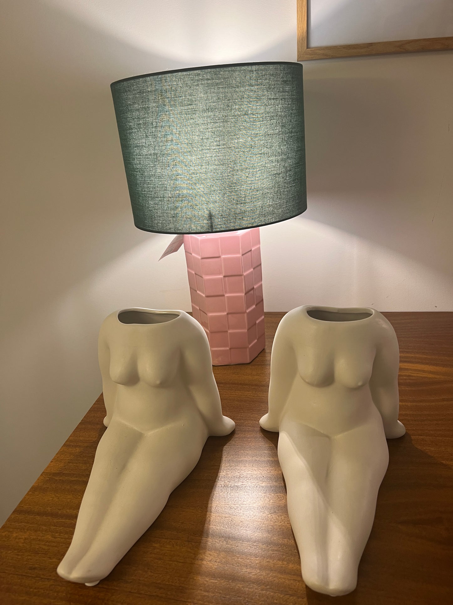 Figura mujer desnuda sentada