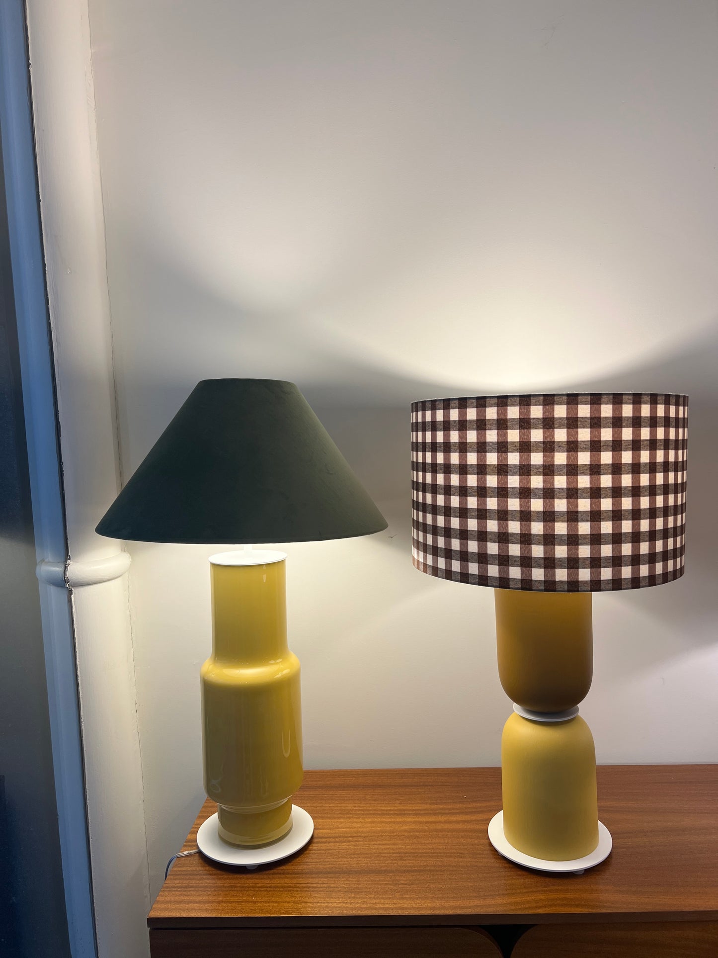 Pie de lámpara de mesa alto amarillo mostaza