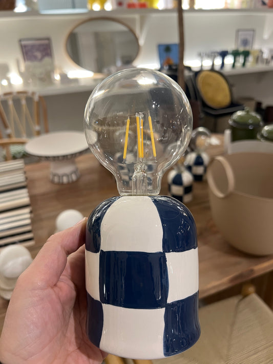 Lámpara pilas con bombilla en tono azul